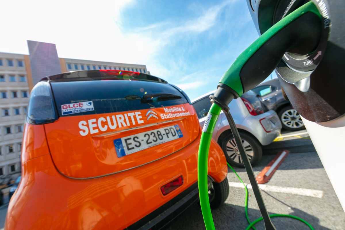 Electric car charging for mobility services, at the Aéroports de la Côte d’Azur