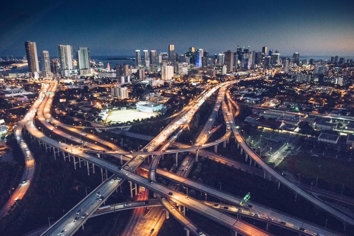 Miami, USA, has more than 500,000 smart light poles, all connected to the grid. The project ensured significant energy savings (-44%)