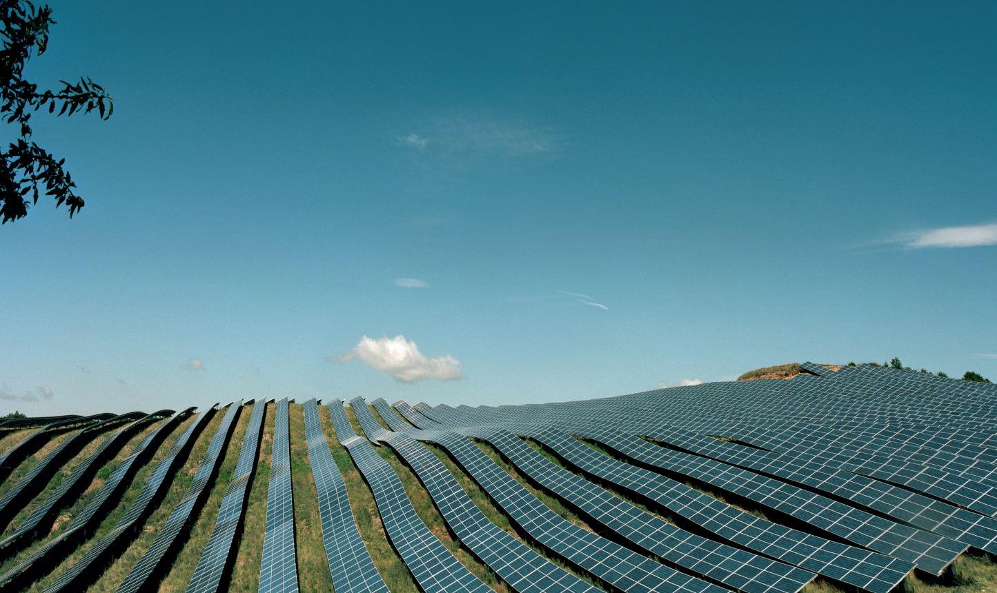 Pannelli solari, la perovskite potrebbe migliorarne le prestazioni persino in ambienti chiusi e su ogni superficie