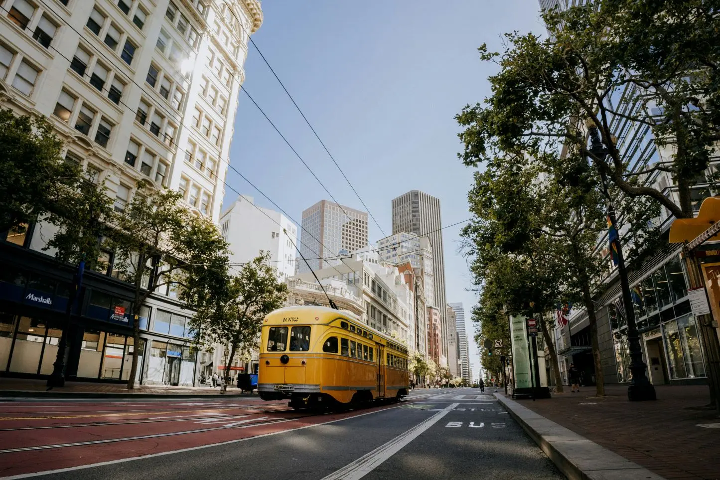 “Muni” a San Francisco gestisce una rete diversificata composta da autobus a basso consumo, metropolitana leggera, filobus, tram storici e funivie.